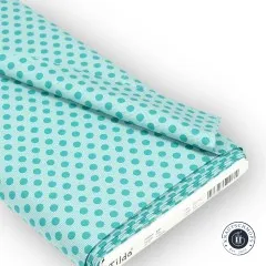 Gefalteter Stoffballen mit Etikett „Tilda Dots 130030 Dark Teal".
