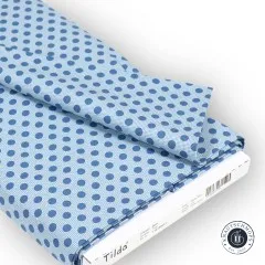 Gefalteter Stoffballen mit Etikett „Tilda Dots 130013 Denim Blue".