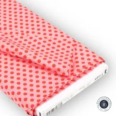 Gefalteter Stoffballen mit Etikett „Tilda Dots 130028 Salmon".