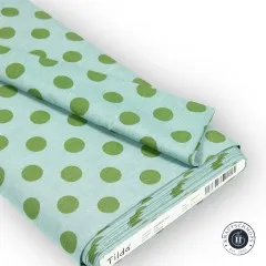 Gefalteter Stoffballen mit Etikett „Tilda Chambray Dots 160059 Tealgreen".