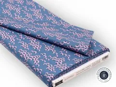 Gefalteter Stoffballen mit Etikett „Bloomsville 100510 Cottonbloom Blueberry".