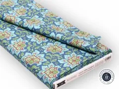 Gefalteter Stoffballen mit Etikett „Bloomsville 100506 Flowermarket Blueberry".
