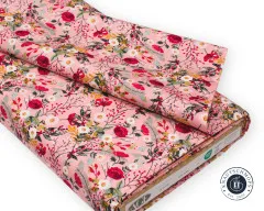 Stoffballen der Art Gallery Fabrics Adventale Merriment Flora angeschnitten und gefaltet