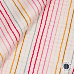 Stoffballen der Art Gallery Fabrics Adventale Jolly Ribbons in Festive angeschnitten und gefaltet