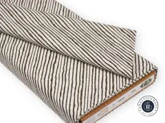 Angeschnittener und gefalteter Stoffballen mit Etikett der Bookish-Kollektion