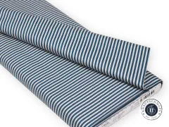 Gefalteter Stoffballen des Riley-Blake-Streifenstoffs in Coastalblue mit sichtbarem Herstelleretikett.