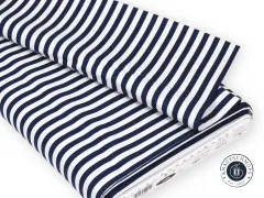 Gefalteter Stoffballen des Riley-Blake-Streifenstoffs in Navy mit sichtbarem Herstelleretikett.