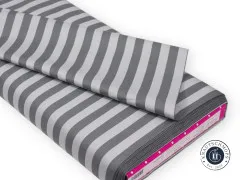 Gefalteter Stoffballen mit Streifenmuster „Tent Stripe" in Fog und Etikett am Wickelkern.