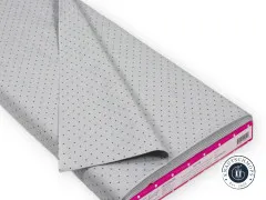 Gefalteter Stoffballen mit Punkte-Muster „Tiny Dots" in Fog und Etikett am Wickelkern.