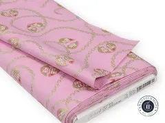 Gefalteter Stoffballen des Designs „Lil Charmer“ in Blossom mit sichtbarem Herstelleretikett.