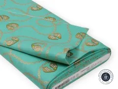 Gefalteter Stoffballen des Designs „Lil Charmer“ in Meadow mit sichtbarem Herstelleretikett.