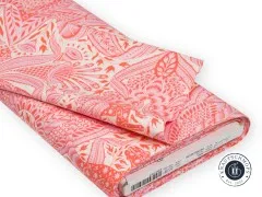Gefalteter Stoffballen des Designs „Gift Rapt“ in Blush mit sichtbarem Herstelleretikett.