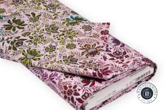 Gefalteter Stoffballen des Designs „Wild Vine“ in Blush mit sichtbarem Herstelleretikett.