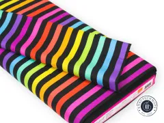 Gefalteter Stoffballen mit Streifenmuster „Disco Stripe" auf Carbon-Grund und Etikett am Wickelkern.