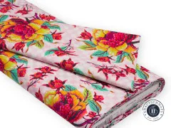 Gefalteter Stoffballen des Designs „Peony For Your Thoughts“ in Lunar mit sichtbarem Herstelleretikett.