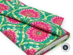 Gefalteter Stoffballen des Designs „Daisy And Confused" in Moonbeam mit Herstelleretikett.