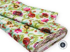 Gefalteter Stoffballen des Designs „Puppy Love" in Moonbeam mit Herstelleretikett.