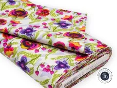 Gefalteter Stoffballen des Designs „Puppy Love" in Nova mit Herstelleretikett.