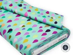 Gefalteter Stoffballen des Designs „Rainfall" in Cosmic mit Herstelleretikett.