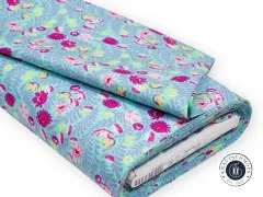 Gefalteter Stoffballen des Designs „Flowerfield" in Cosmic mit Herstelleretikett.