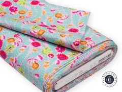 Gefalteter Stoffballen des Designs „Flowerfield" in Lunar mit Herstelleretikett.
