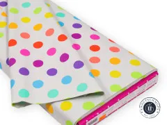 Gefalteter Stoffballen mit Punkte-Muster „Disco Poms" auf Whisper-Grund und Etikett am Wickelkern.
