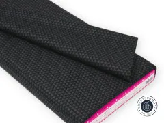 Gefalteter Stoffballen mit Dreieck-Muster „Kinda Shady" in Carbon und Etikett am Wickelkern.