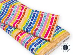 Gefalteter Stoffballen mit bunten Washi-Tape-Streifen auf cremefarbenem Grund.
