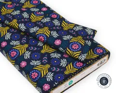 Stoffballen der Art Gallery Fabrics Starling Bloom Plume angeschnitten und gefaltet