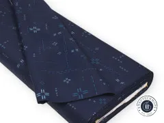 Angeschnittener und gefalteter Stoffballen mit Etikett der Decostitch-Wide-Elements-Kollektion in Midnight
