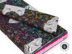 Gefalteter Stoffballen mit Wolfskopf-Motiv „Wolf of Pink Street" und pinker Webkante am Rand.