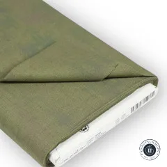 Zusammengelegter Stoffballen mit Etikett zeigt die Farbe "Juniper" der Moda-Grunge-Serie in Basicgrey.