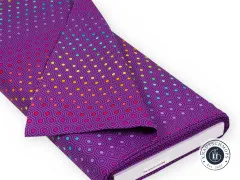 Gefalteter Stoffballen des True-Colors-Stoffs Hexy Rainbow Starling mit sichtbarem Etikett und Artikelnummer PWTP151.