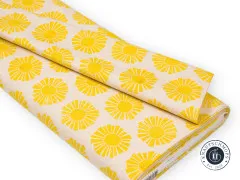 Zusammengelegter Stoffballen zeigt den Faltenwurf des Sunshine-Designs in Gelb auf Naturweiß.