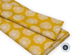 Zusammengelegter Stoffballen zeigt den Faltenwurf des Sunshine-Designs in Naturweiß auf Goldgelb.