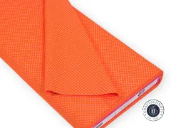Gefalteter Stoffballen des True-Colors-Stoffs On the Grid Salmon mit sichtbarem Etikett und Artikelnummer PWTP255.