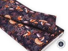 Gefalteter Stoffballen mit Fuchs- und Fliegenpilzmuster in Orange und Mauve auf nachtblauem Grund
