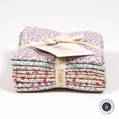 Tilda Fat Eight Bundle Sophie Basics gerade von vorne mit Glockenblumenmuster und Anhänger