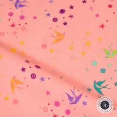 Detailansicht des diagonal gefalteten Stoffballens Fairy Dust Sherbert mit Blick auf das Schwalbenmuster und den Stoffrand.