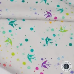 Detailansicht des diagonal gefalteten Stoffballens Fairy Dust Whisper mit Blick auf das Schwalbenmuster und den Stoffrand.