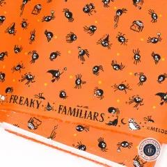 Diagonal aufgenommenes Detail des gefalteten Stoffs mit Halloween-Spinnen-Motiv