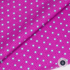 Detailansicht des diagonal gefalteten Stoffballens Hexy Rainbow Thistle mit Blick auf das Sechseckmuster.