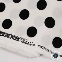 Detailansicht des diagonal gefalteten Stoffballens Pom Poms Paper mit sichtbarem Aufdruck „Linework by Tula Pink" am Stoffrand.