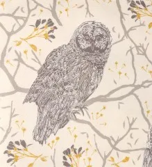 Nahaufnahme Stoff Woodland Owls: graue Eule auf Zweig mit gelben Blüten auf cremefarbenem Grund