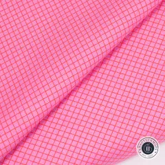 Diagonal gefalteter On-the-Grid-Bubblegum-Stoff mit sichtbarem Gittermuster in mehreren Lagen