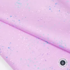 Nahaufnahme der drapierten Speckled-Stoffkante in Macaron mit türkisen und blauvioletten Farbtupfern.