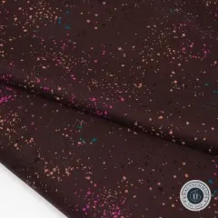 Detailaufnahme der drapierten Stoffstruktur in Speckled Caviar