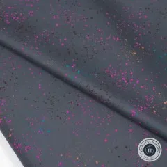 Detailaufnahme der drapierten Stoffstruktur in Speckled Ghostly
