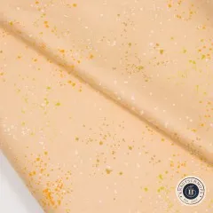Detailaufnahme der drapierten Stoffstruktur in Speckled Creme Brulee