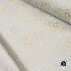 Detailaufnahme der drapierten Satin-Stoffstruktur in Speckled Dove
